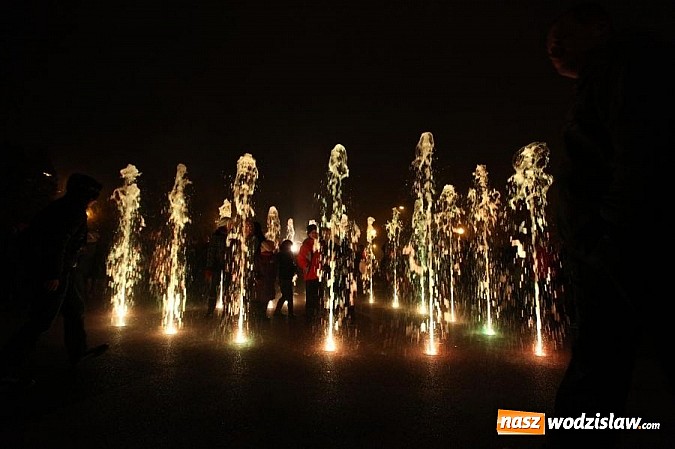 Zdjęcie w galerii na portalu naszwodzislaw.com: Kolorowa fontanna cieszy mieszkańców wiadomości z regionu