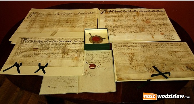 Zdjęcie w galerii na portalu naszwodzislaw.com: Bezcenne dokumenty po konserwacji wiadomości z regionu