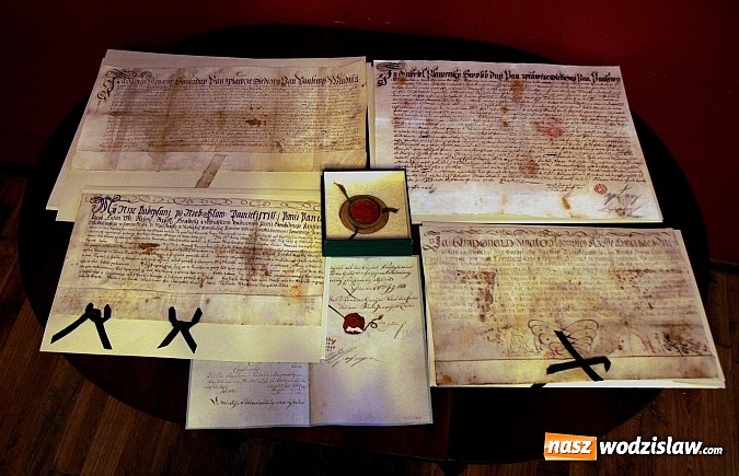 Zdjęcie w galerii na portalu naszwodzislaw.com: Bezcenne dokumenty po konserwacji wiadomości z regionu
