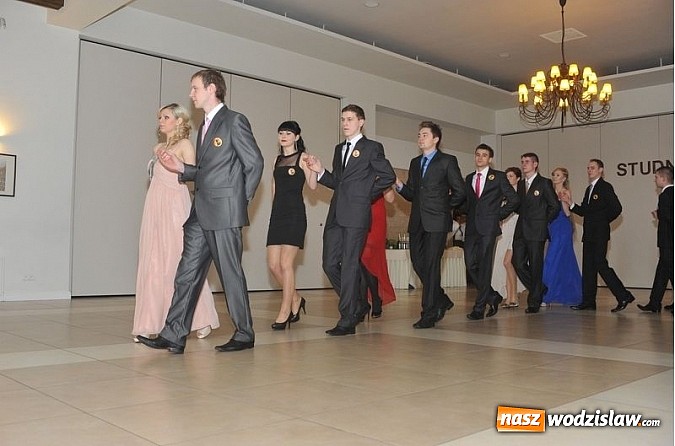 Zdjęcie w galerii na portalu naszwodzislaw.com: Kameralna studniówka licealistów z Gogołowej wiadomości z regionu