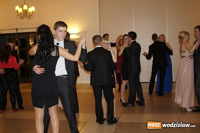 Zdjęcie w galerii na portalu naszwodzislaw.com: Kameralna studniówka licealistów z Gogołowej wiadomości z regionu