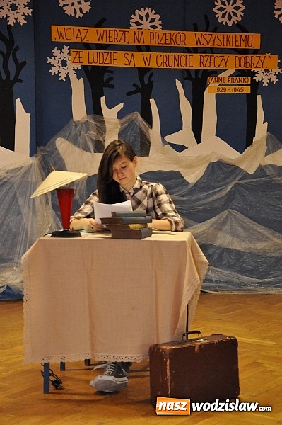Zdjęcie w galerii na portalu naszwodzislaw.com: Wystawa Anne Frank wiadomości z regionu