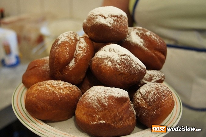 Zdjęcie w galerii na portalu naszwodzislaw.com: Dziś tłusty czwartek - gospodynie smażą pączki i chrust  wiadomości z regionu