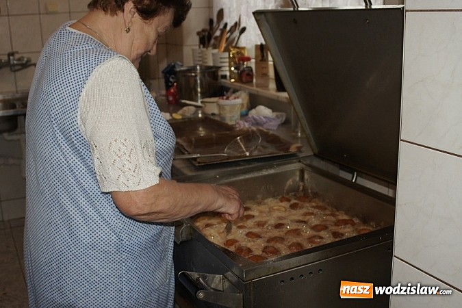 Zdjęcie w galerii na portalu naszwodzislaw.com: Dziś tłusty czwartek - gospodynie smażą pączki i chrust  wiadomości z regionu