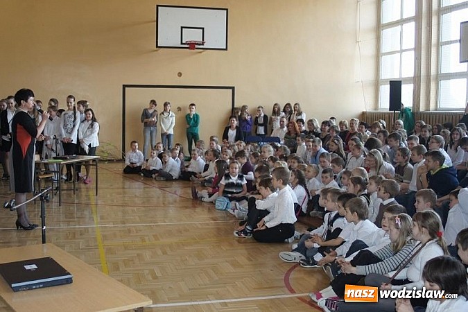 Zdjęcie w galerii na portalu naszwodzislaw.com: Wręczyli Kaziuki podczas święta szkoły wiadomości z regionu