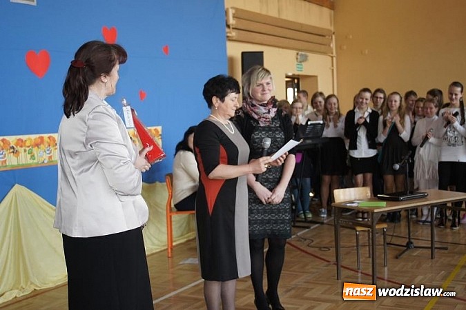 Zdjęcie w galerii na portalu naszwodzislaw.com: Wręczyli Kaziuki podczas święta szkoły wiadomości z regionu