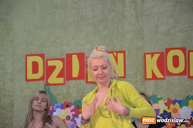 Zdjęcie w galerii na portalu naszwodzislaw.com: Dzień kobiet w rytmie jeziora łabędziego i koko koko wiadomości z regionu