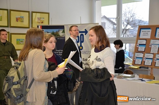 Zdjęcie w galerii na portalu naszwodzislaw.com: Wyjątkowe targi dla gimnazjalistów wiadomości z regionu