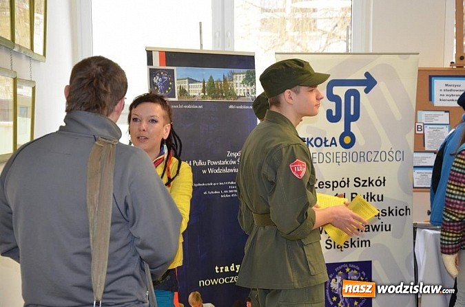 Zdjęcie w galerii na portalu naszwodzislaw.com: Wyjątkowe targi dla gimnazjalistów wiadomości z regionu