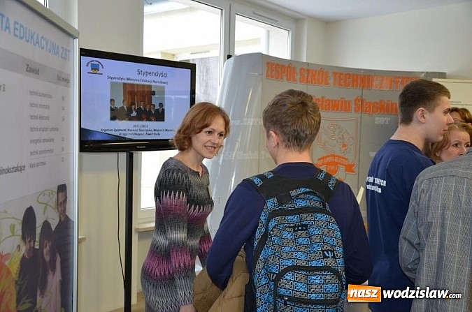 Zdjęcie w galerii na portalu naszwodzislaw.com: Wyjątkowe targi dla gimnazjalistów wiadomości z regionu