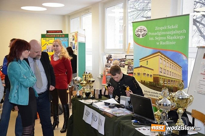 Zdjęcie w galerii na portalu naszwodzislaw.com: Wyjątkowe targi dla gimnazjalistów wiadomości z regionu