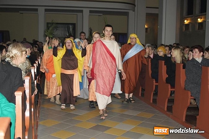 Zdjęcie w galerii na portalu naszwodzislaw.com: Pełny kościół patrzył na ukrzyżowanie...  wiadomości z regionu