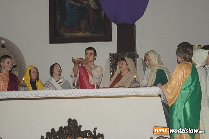 Zdjęcie w galerii na portalu naszwodzislaw.com: Pełny kościół patrzył na ukrzyżowanie...  wiadomości z regionu