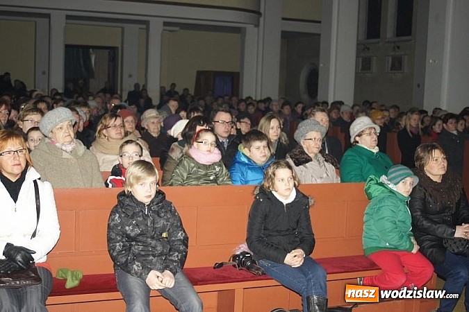 Zdjęcie w galerii na portalu naszwodzislaw.com: Pełny kościół patrzył na ukrzyżowanie...  wiadomości z regionu