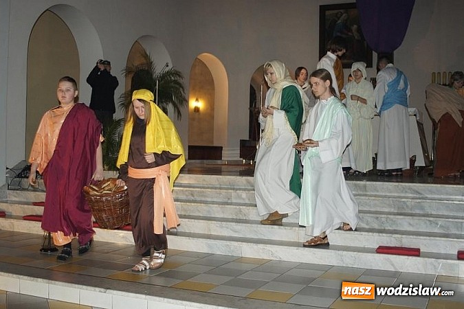 Zdjęcie w galerii na portalu naszwodzislaw.com: Pełny kościół patrzył na ukrzyżowanie...  wiadomości z regionu