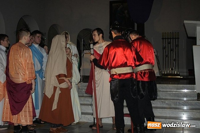 Zdjęcie w galerii na portalu naszwodzislaw.com: Pełny kościół patrzył na ukrzyżowanie...  wiadomości z regionu