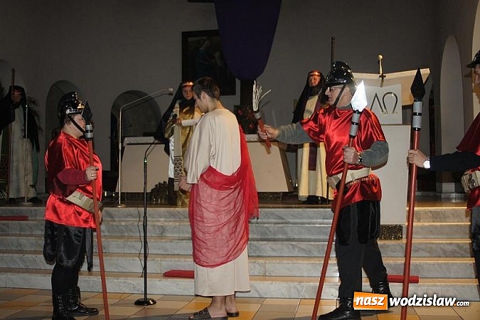 Zdjęcie w galerii na portalu naszwodzislaw.com: Pełny kościół patrzył na ukrzyżowanie...  wiadomości z regionu