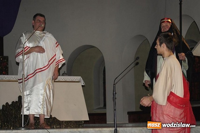 Zdjęcie w galerii na portalu naszwodzislaw.com: Pełny kościół patrzył na ukrzyżowanie...  wiadomości z regionu