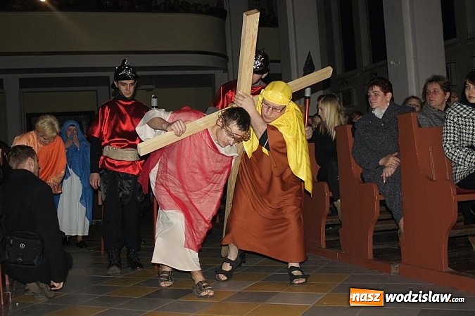 Zdjęcie w galerii na portalu naszwodzislaw.com: Pełny kościół patrzył na ukrzyżowanie...  wiadomości z regionu