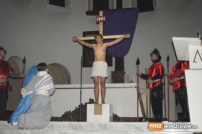 Zdjęcie w galerii na portalu naszwodzislaw.com: Pełny kościół patrzył na ukrzyżowanie...  wiadomości z regionu