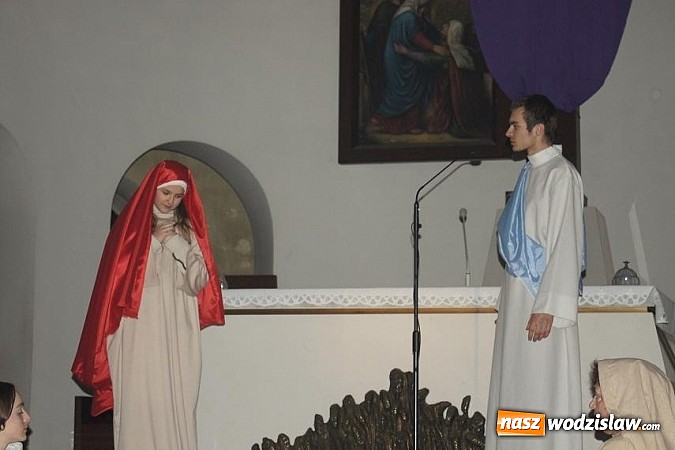 Zdjęcie w galerii na portalu naszwodzislaw.com: Pełny kościół patrzył na ukrzyżowanie...  wiadomości z regionu