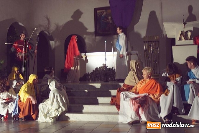 Zdjęcie w galerii na portalu naszwodzislaw.com: Pełny kościół patrzył na ukrzyżowanie...  wiadomości z regionu