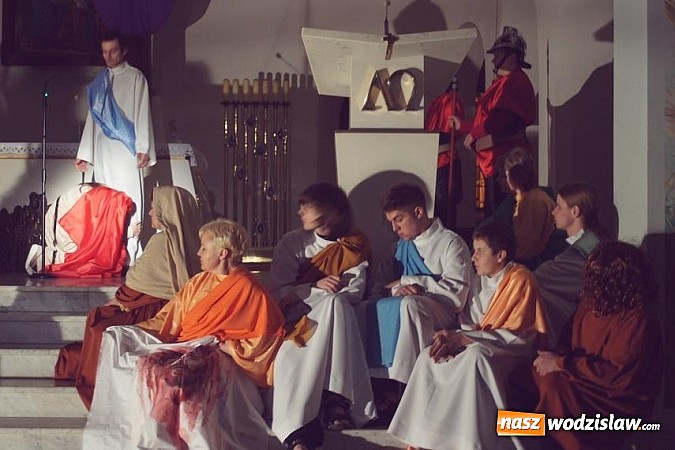 Zdjęcie w galerii na portalu naszwodzislaw.com: Pełny kościół patrzył na ukrzyżowanie...  wiadomości z regionu