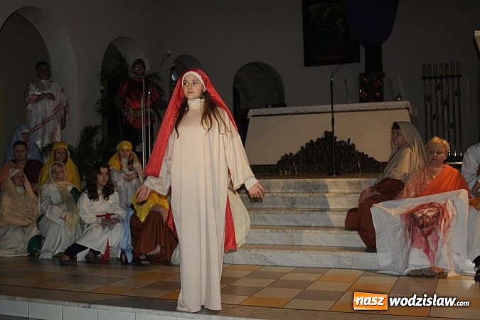 Zdjęcie w galerii na portalu naszwodzislaw.com: Pełny kościół patrzył na ukrzyżowanie...  wiadomości z regionu
