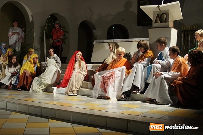 Zdjęcie w galerii na portalu naszwodzislaw.com: Pełny kościół patrzył na ukrzyżowanie...  wiadomości z regionu