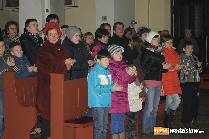 Zdjęcie w galerii na portalu naszwodzislaw.com: Pełny kościół patrzył na ukrzyżowanie...  wiadomości z regionu