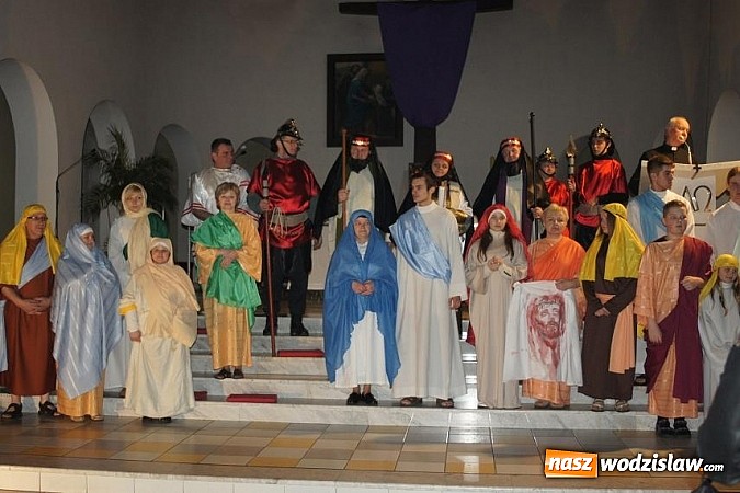 Zdjęcie w galerii na portalu naszwodzislaw.com: Pełny kościół patrzył na ukrzyżowanie...  wiadomości z regionu