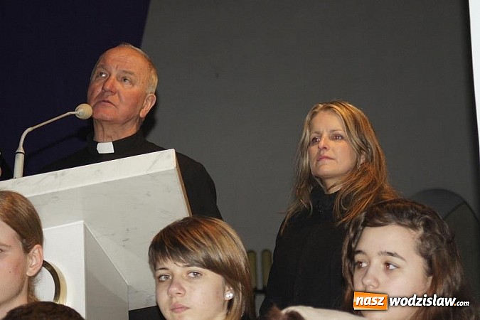 Zdjęcie w galerii na portalu naszwodzislaw.com: Pełny kościół patrzył na ukrzyżowanie...  wiadomości z regionu