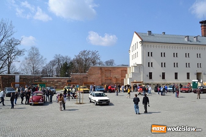 Zdjęcie w galerii na portalu naszwodzislaw.com: Klasyczne volkswageny zjechały na Zamek Piastowski w Raciborzu wiadomości z regionu