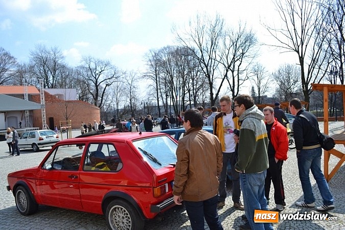 Zdjęcie w galerii na portalu naszwodzislaw.com: Klasyczne volkswageny zjechały na Zamek Piastowski w Raciborzu wiadomości z regionu
