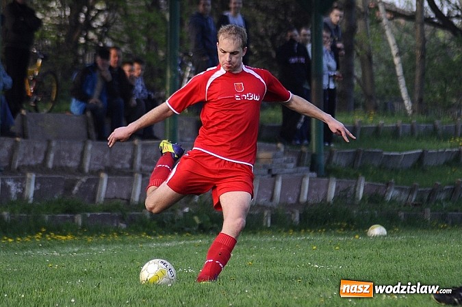 Zdjęcie w galerii na portalu naszwodzislaw.com: Gol Stawiarza na miarę zwycięstwa wiadomości z regionu