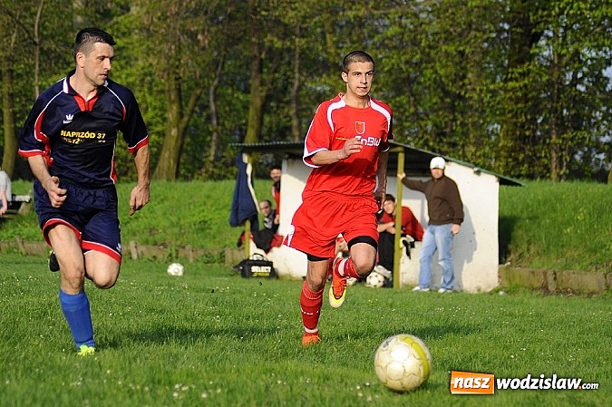 Zdjęcie w galerii na portalu naszwodzislaw.com: Gol Stawiarza na miarę zwycięstwa wiadomości z regionu