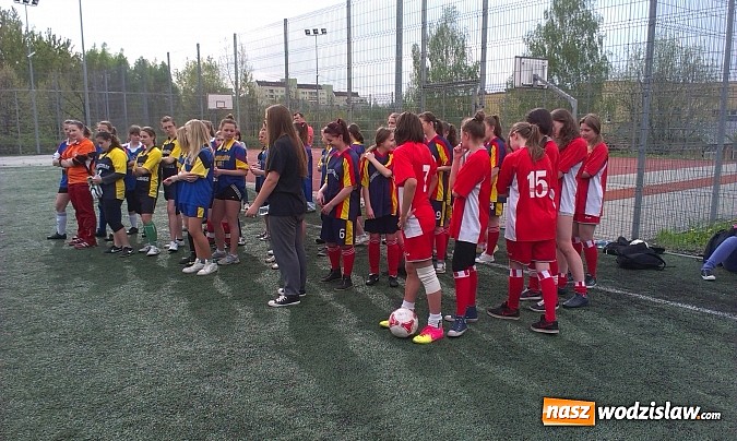 Zdjęcie w galerii na portalu naszwodzislaw.com: Piłkarki Gimnazjum nr 3 Wodzisław Śl. Mistrzem Powiatu w Śląskiej Ligi Orlików wiadomości z regionu