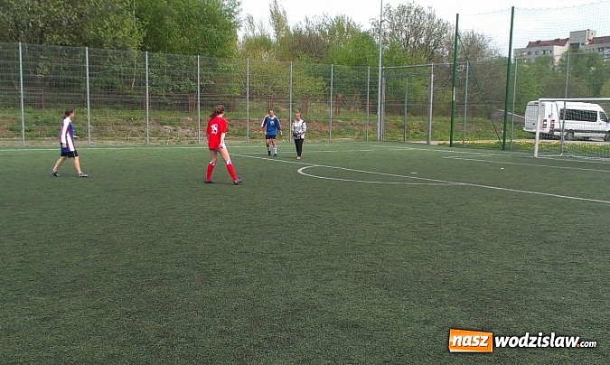 Zdjęcie w galerii na portalu naszwodzislaw.com: Piłkarki Gimnazjum nr 3 Wodzisław Śl. Mistrzem Powiatu w Śląskiej Ligi Orlików wiadomości z regionu