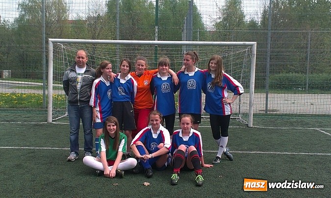 Zdjęcie w galerii na portalu naszwodzislaw.com: Piłkarki Gimnazjum nr 3 Wodzisław Śl. Mistrzem Powiatu w Śląskiej Ligi Orlików wiadomości z regionu