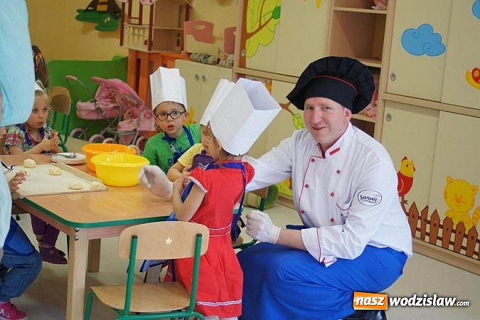 Zdjęcie w galerii na portalu naszwodzislaw.com: Remigiusz Rączka w przedszkolu w Mszanie wiadomości z regionu