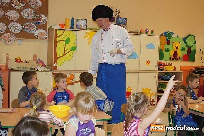 Zdjęcie w galerii na portalu naszwodzislaw.com: Remigiusz Rączka w przedszkolu w Mszanie wiadomości z regionu