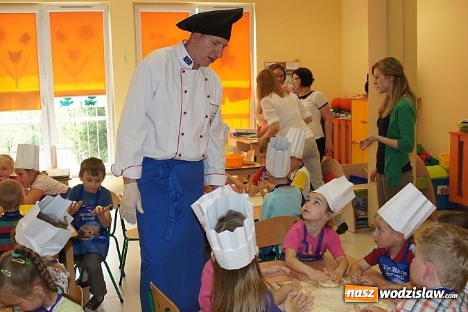 Zdjęcie w galerii na portalu naszwodzislaw.com: Remigiusz Rączka w przedszkolu w Mszanie wiadomości z regionu
