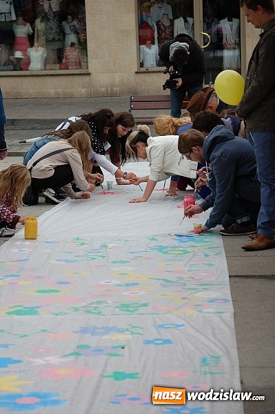 Zdjęcie w galerii na portalu naszwodzislaw.com: Jerzy Buzek w Gimnazjum nr 2 w Wodzisławiu Śl., czyli dzień dziecka na dzikim zachodzie wiadomości z regionu