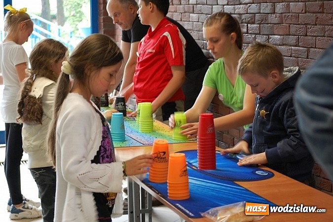 Zdjęcie w galerii na portalu naszwodzislaw.com: Jerzy Buzek w Gimnazjum nr 2 w Wodzisławiu Śl., czyli dzień dziecka na dzikim zachodzie wiadomości z regionu