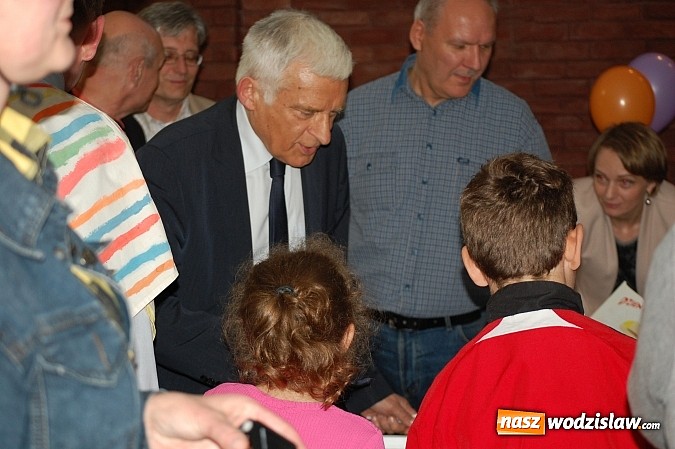 Zdjęcie w galerii na portalu naszwodzislaw.com: Jerzy Buzek w Gimnazjum nr 2 w Wodzisławiu Śl., czyli dzień dziecka na dzikim zachodzie wiadomości z regionu