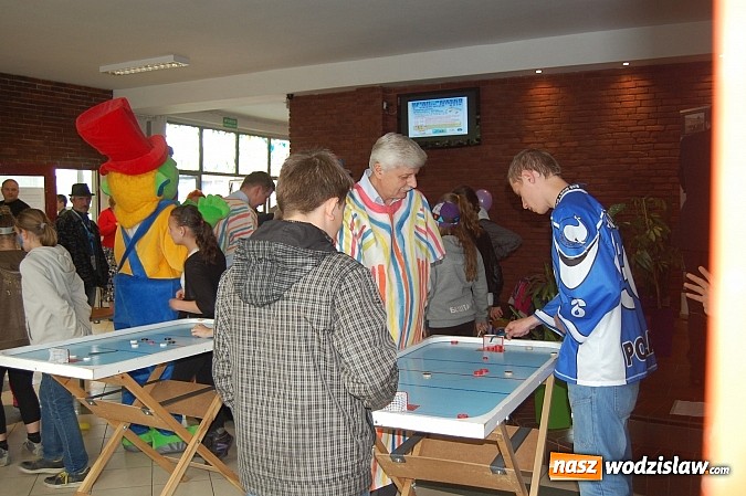 Zdjęcie w galerii na portalu naszwodzislaw.com: Jerzy Buzek w Gimnazjum nr 2 w Wodzisławiu Śl., czyli dzień dziecka na dzikim zachodzie wiadomości z regionu