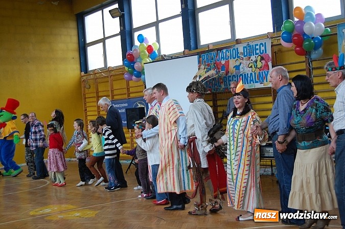 Zdjęcie w galerii na portalu naszwodzislaw.com: Jerzy Buzek w Gimnazjum nr 2 w Wodzisławiu Śl., czyli dzień dziecka na dzikim zachodzie wiadomości z regionu