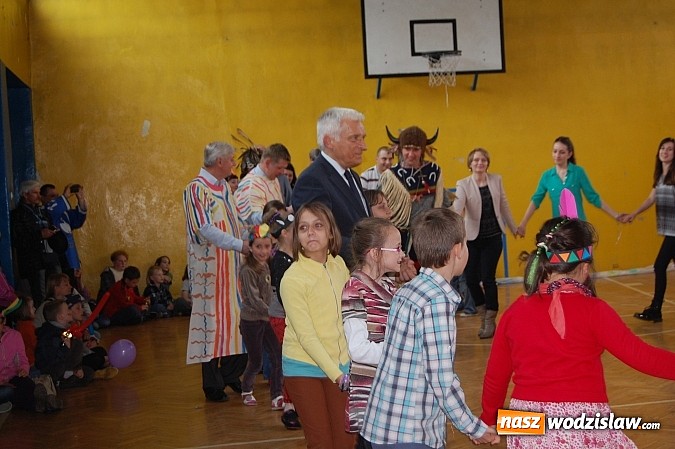 Zdjęcie w galerii na portalu naszwodzislaw.com: Jerzy Buzek w Gimnazjum nr 2 w Wodzisławiu Śl., czyli dzień dziecka na dzikim zachodzie wiadomości z regionu