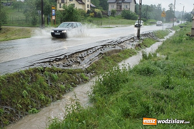Zdjęcie w galerii na portalu naszwodzislaw.com: W Połomi zmyło chodnik, podtopienia w Mszanie i Gogołowej wiadomości z regionu