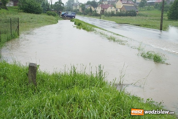 Zdjęcie w galerii na portalu naszwodzislaw.com: W Połomi zmyło chodnik, podtopienia w Mszanie i Gogołowej wiadomości z regionu